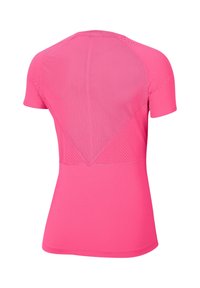 Kortärmad träningsskjorta i klar rosa med mesh-paneler, slät textur och en figurnära design. Har ett triangulärt ryggutskärning för ventilation.