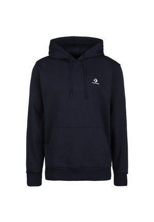 Granatowa bluza z kapturem typu pulower, z kieszenią kangurką z przodu, regulowanym sznurkiem w kapturze, ściągaczami na rękawach oraz małym białym logo Converse na piersi.