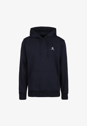 Navyblauwe pullover hoodie met voorzak, verstelbare trekkoordkap, geribde manchetten en klein wit Converse-logo op de borst.