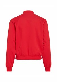 Veste bomber rouge à manches longues avec col, poignets et bas côtelés, vue de dos sur fond blanc.