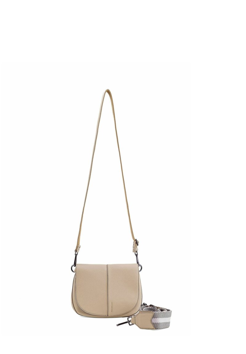 Borsa a spalla in pelle beige con pattina curva, tracolla regolabile e tracolla decorata staccabile. Texture liscia, design minimalista.