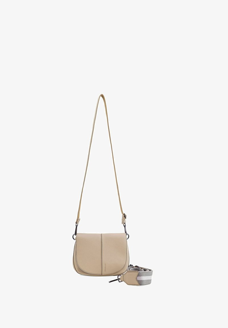 Borsa a spalla in pelle beige con pattina curva, tracolla regolabile e tracolla decorata staccabile. Texture liscia, design minimalista.