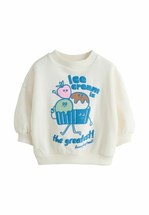 Hvid sweatshirt med tegneserieagtige is- og jordbærfigurer, blå tekst med teksten "Ice cream is the greatest! Sunny day treat!"