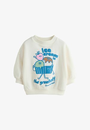 Hvid sweatshirt med tegneserieagtige is- og jordbærfigurer, blå tekst med teksten "Ice cream is the greatest! Sunny day treat!"