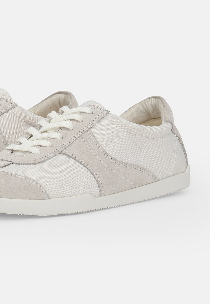 Jasnoszare sneakersy wykonane z zamszu i płótna, z wiązaniem, teksturowanymi akcentami oraz gumową podeszwą z lekkim bieżnikiem.