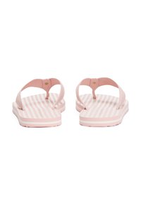 Flip-flops roz cu talpă cu model în dungi, curele texturate și accente circulare din metal. Design cu talpă plată pentru purtare casuală.