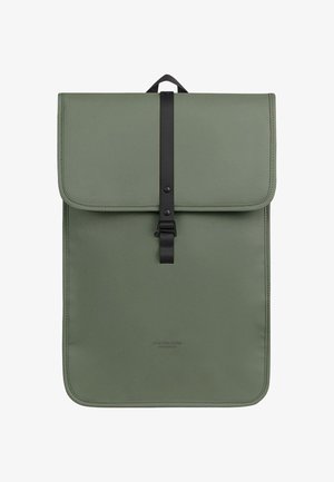 Zielony, matowy plecak wykonany z materiału syntetycznego, z klapą składaną na zamek, czarnym zapięciem na pasek oraz minimalistycznym designem z detailami logo.