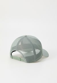 Șapcă verde din plasă, cu partea din față din material solid, vizor curbat, curea ajustabilă din plastic în spate și un buton în vârf.