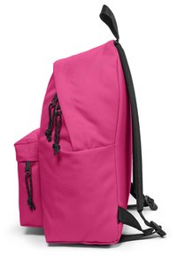 Mochila rosa con detalles negros, fabricada con tejido duradero, cuenta con un bolsillo lateral con cremallera negra y cordones, exhibiendo un diseño elegante y moderno.