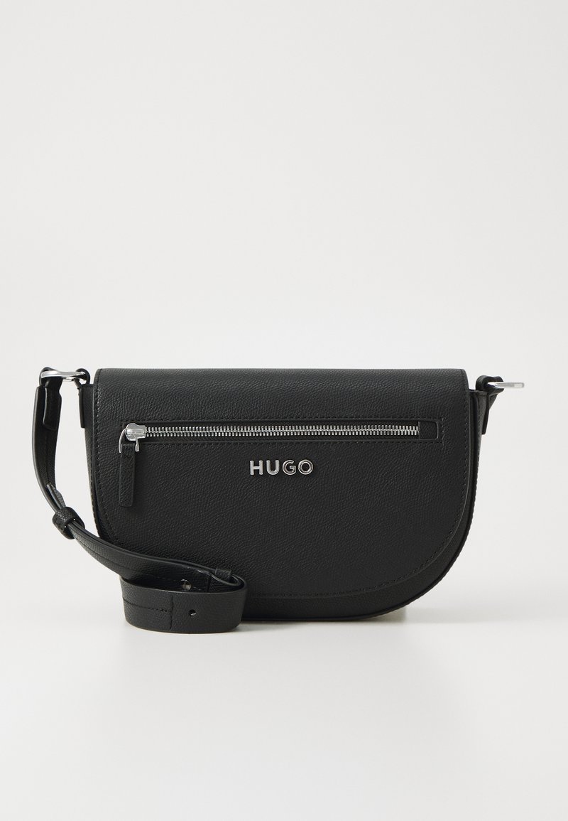 Borsa a tracolla in pelle nera con forma tondeggiante, tasca con zip argento e logo del marchio. Presenta una tracolla regolabile per maggiore versatilità.