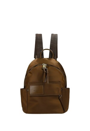 Hnědý batoh se dvěma nastavitelnými ramenními popruhy, přední kapsou na zip, bočními kapsami a horním madlem pro nošení.