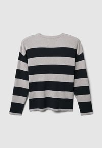 Gestreifter Pullover mit breiten horizontalen Bändern in Schwarz und Hellgrau. Rippstruktur, Rundhalsausschnitt und lange Ärmel mit seitlichen Schlitzen.