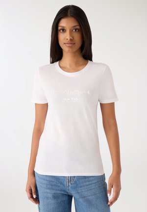 Maglietta bianca a maniche corte con grafica dello skyline e testo "New York", realizzata in tessuto morbido con scollo rotondo.