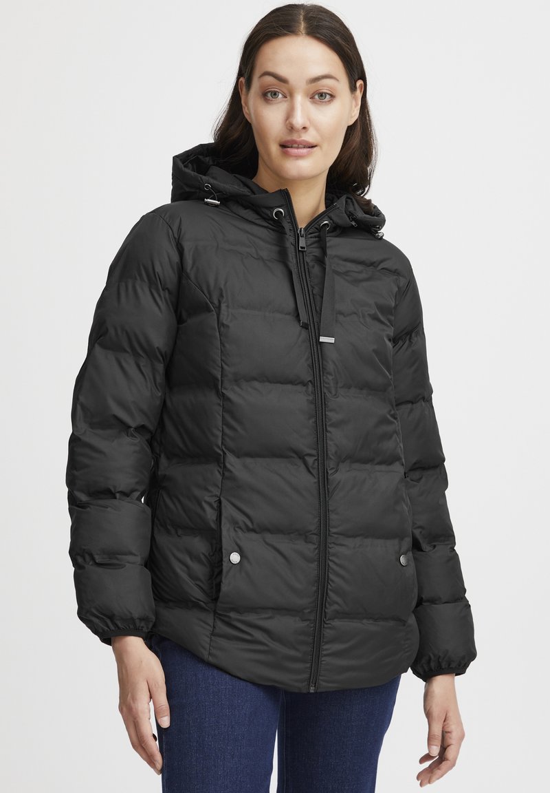 Černá prošívaná bunda s kapucí, přední zip a klopy na knoflíky. Má elastické manžety pro pohodlné nošení.