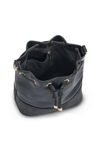 Svart läderhinkväska med mjuk textur, guldfärgad hårdvara, snörningsstängning och två inre fickor för organisering.