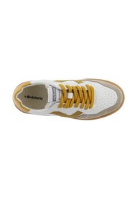 Sneaker bianca con lacci gialli, accenti in suede e pelle, punta perforata e suola in gomma beige. Marchio visibile sulla linguetta.