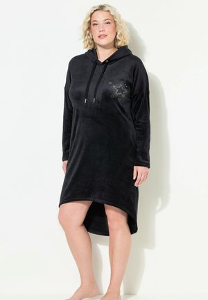 Vestido negro con capucha hecho de una suave tela texturizada. Presenta un dobladillo asimétrico y un patrón de estrellas con acentos brillantes en el pecho.