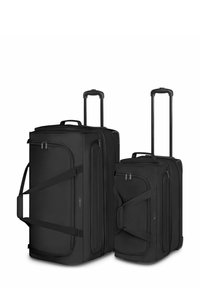 Deux sacs de sport noirs, un grand et un petit, fabriqués en tissu résistant, avec des zippers et des poignées télescopiques. Ils disposent de sangles latérales pour un transport facile.