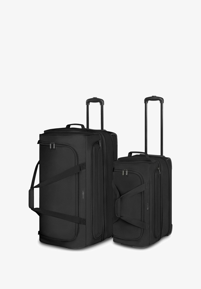 Deux sacs de sport noirs, un grand et un petit, fabriqués en tissu résistant, avec des zippers et des poignées télescopiques. Ils disposent de sangles latérales pour un transport facile.