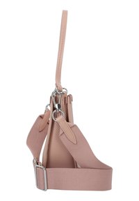 Roze leren handtas met een gestructureerde afwerking, voorzien van een kort handvat en afneembare stoffen banden, geaccentueerd met zilveren hardware.