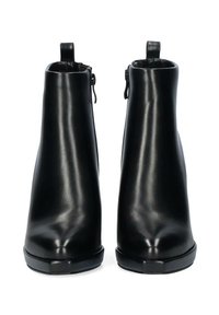 Stivaletti alla caviglia in pelle nera con finitura liscia, chiusura con cerniera e suola sagomata geometricamente per stabilità e supporto.