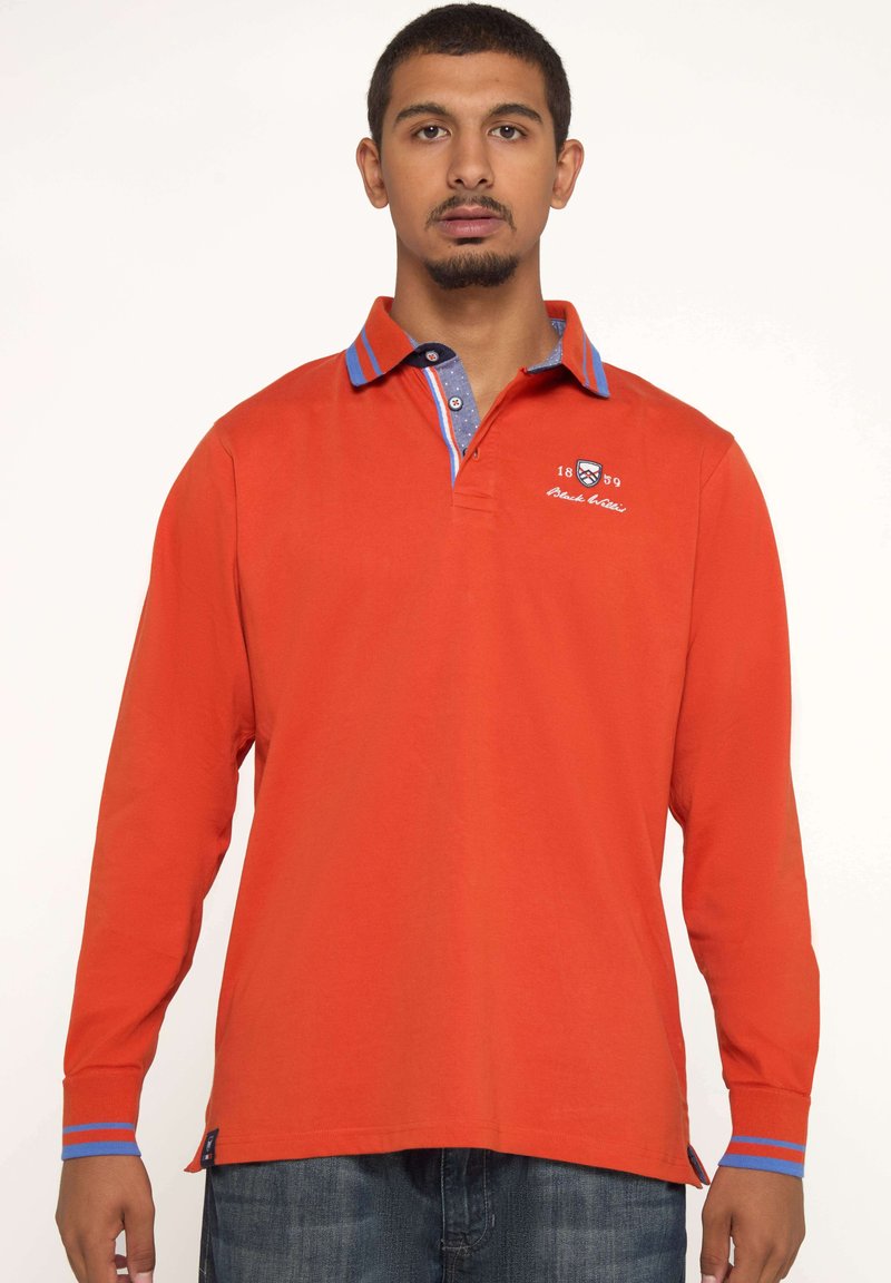 Polo à manches longues rouge avec un col à rayures bleues contrastantes, logo brodé et accents bleus sur les poignets.
