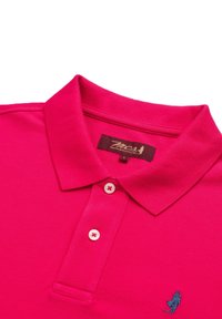 Polo shirt rosa brillante con colletto classico, caratterizzato da un aperto a tre bottoni e un piccolo logo ricamato blu sul lato sinistro.