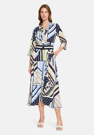 Sukienka kopertowa w geometryczny wzór granatowych, pastelowozielonych i beżowych pasków. Posiada rękawy do łokcia i pasek do związania w talii.