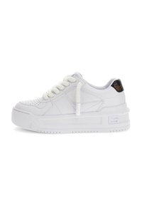 Sneaker bianco realizzato in pelle sintetica con dettagli perforati, suola spessa bianca e accentuazione nera testurizzata sul tallone. Presenta lacci spessi.