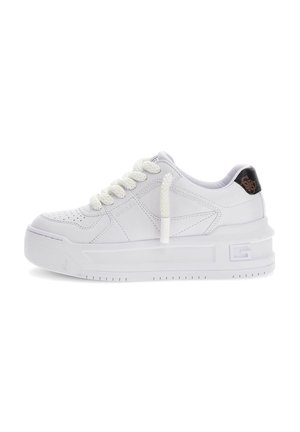 Sneaker bianco realizzato in pelle sintetica con dettagli perforati, suola spessa bianca e accentuazione nera testurizzata sul tallone. Presenta lacci spessi.