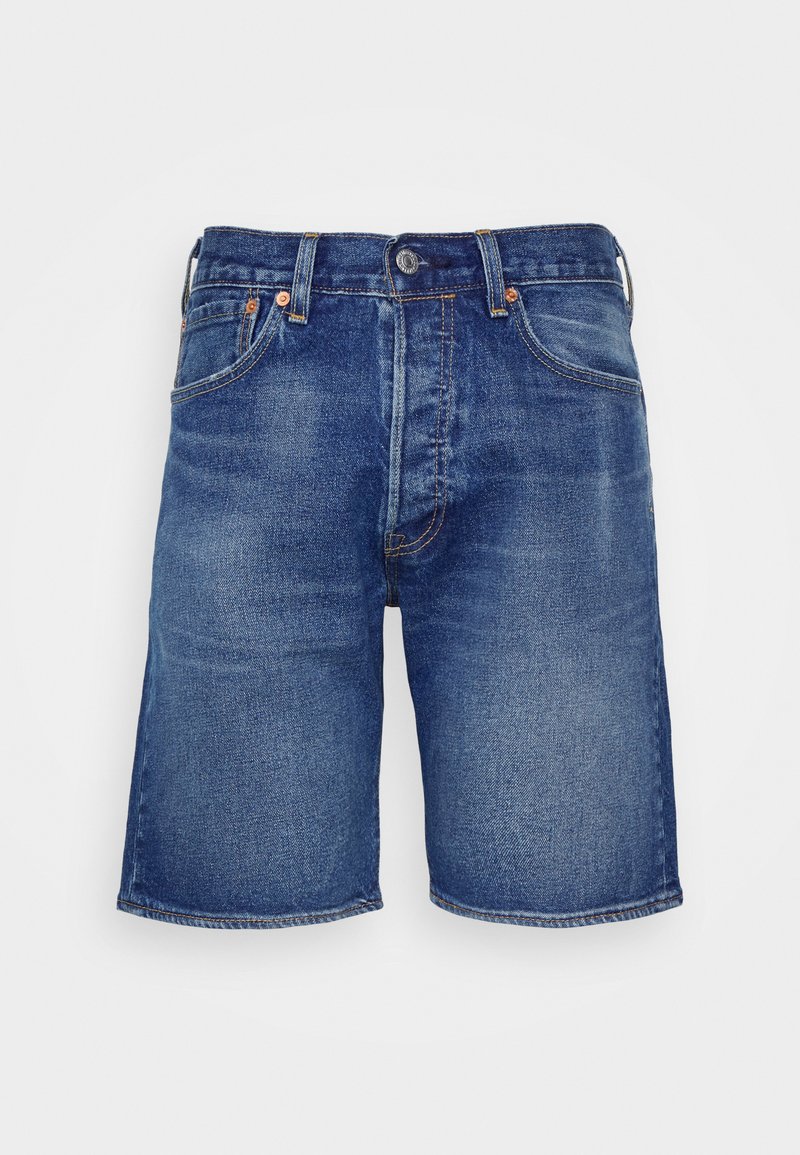 Shorts de mezclilla en azul medio, con un diseño clásico de cinco bolsillos, piernas rectas y detalles de costura visibles.