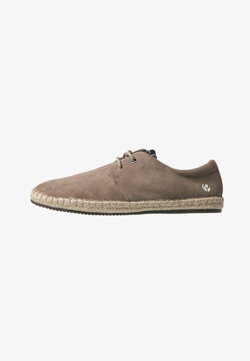 Chaussure décontractée en suède marron avec semelle enveloppée de jute, lacets à l'avant et petit logo près du talon, montrée de profil sur fond blanc.