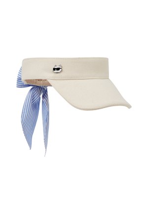 Visière de soleil en tissu beige avec un nœud rayé bleu et blanc à l'arrière et une petite épingle en forme de chat portant des lunettes de soleil à l'avant.