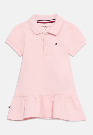 Ροζ ανοιχτό φόρεμα για νήπιο με κοντά μανίκια, γιακά, τρία κουμπιά μπροστά, βολάν στο τελείωμα και μικρό λογότυπο Tommy Hilfiger στο στήθος.
