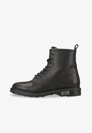 Stivale alla caviglia in pelle nera con sei occhielli metallici, punta rotonda e suola in gomma testurizzata. Presenta un linguetta per la calzata e un accento decorativo in metallo.