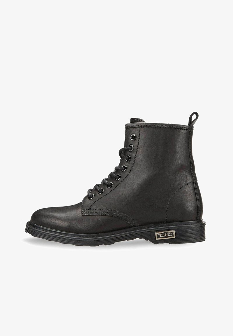 Czarny skórzany botek za kostkę z sześcioma metalowymi oczkami, okrągłym noskiem i teksturowaną gumową podeszwą. Posiada pętelkę do zakładania oraz dekoracyjny metalowy akcent.