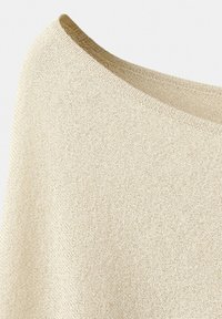 Tessuto beige lavorato a maglia con una trama fine e uniforme e un ampio dettaglio di scollo arrotondato.