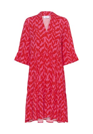 Röd och rosa mönstrad klänning med V-ringning, trekvartsärmar och ett lager på lager-skjort. Gjord av lättviktsmaterial med en flödande design.