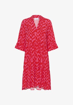 Červené a růžové šaty s potiskem, s výstřihem do V, tříčtvrtečními rukávy a sukni ve vrstvách. Vyrobené z lehkého materiálu s volným střihem.