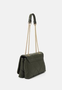 Olivově zelená prošívaná kabelka s řetízkem ve zlatém odstínu, skládací design, hladká textura a jemné detaily šití.