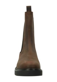 Bottine chelsea en cuir marron avec panneaux élastiques latéraux noirs et semelle noire, vue de l'avant.