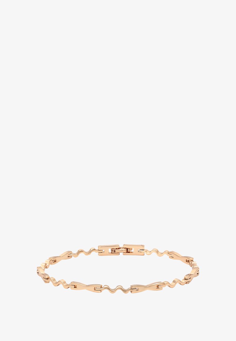 Arany karkötő váltakozó egyenes és hullámos láncokkal, biztonságos kapoccsal, fehér háttéren bemutatva.