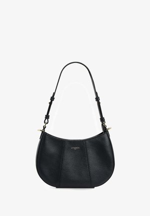 Bolso de mano de cuero negro con forma curva, superficie texturizada, correa ajustable y herrajes en tono dorado. Presenta un logo sutil en la parte frontal.