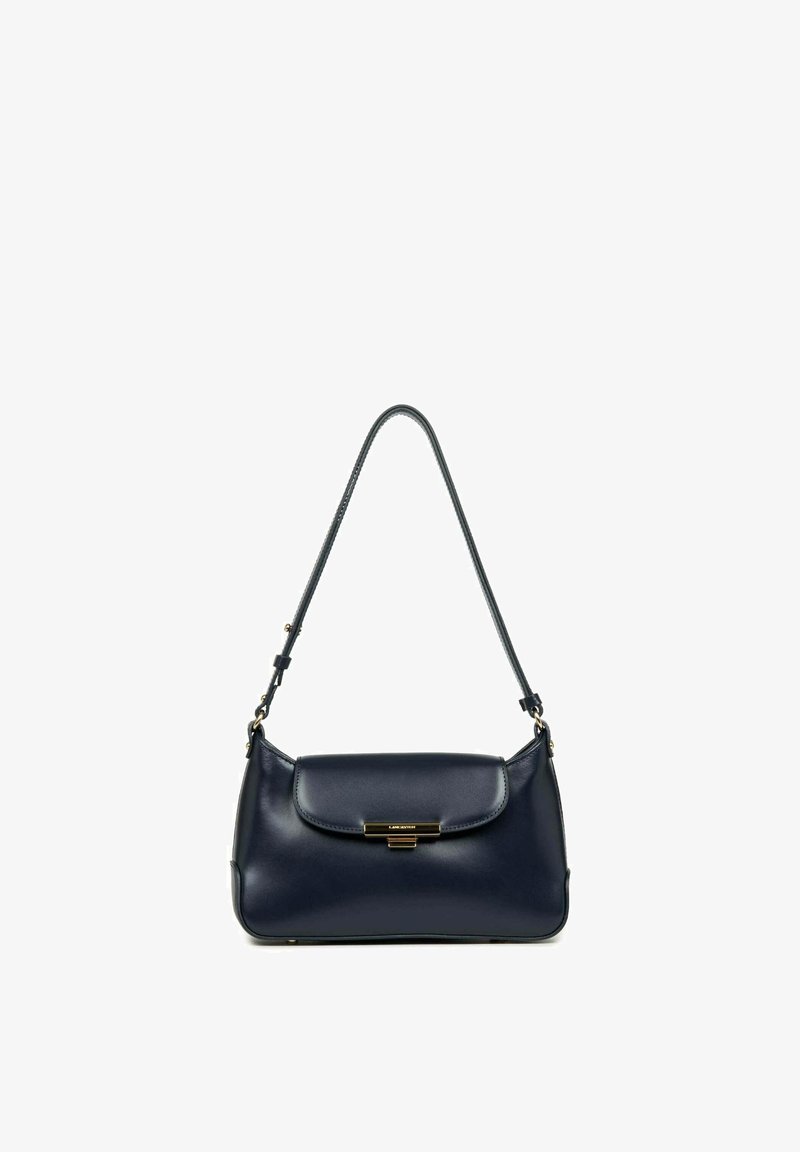 Borsa a mano in pelle blu navy con design strutturato, chiusura a patta e tracolla removibile. Gli accessori in oro aggiungono dettagli.