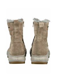 Botas de ante beige con forro de piel de color gris, cierre en la parte posterior y suela texturizada. Presentan costuras verticales y un diseño robusto y flexible.