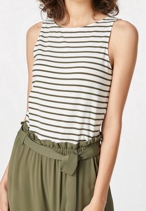 Gestreept tanktop in wit en olijfgroen, met een ronde halslijn. Gecombineerd met olijfgroene, luchtige broek met een ceintuurdetail in de taille.