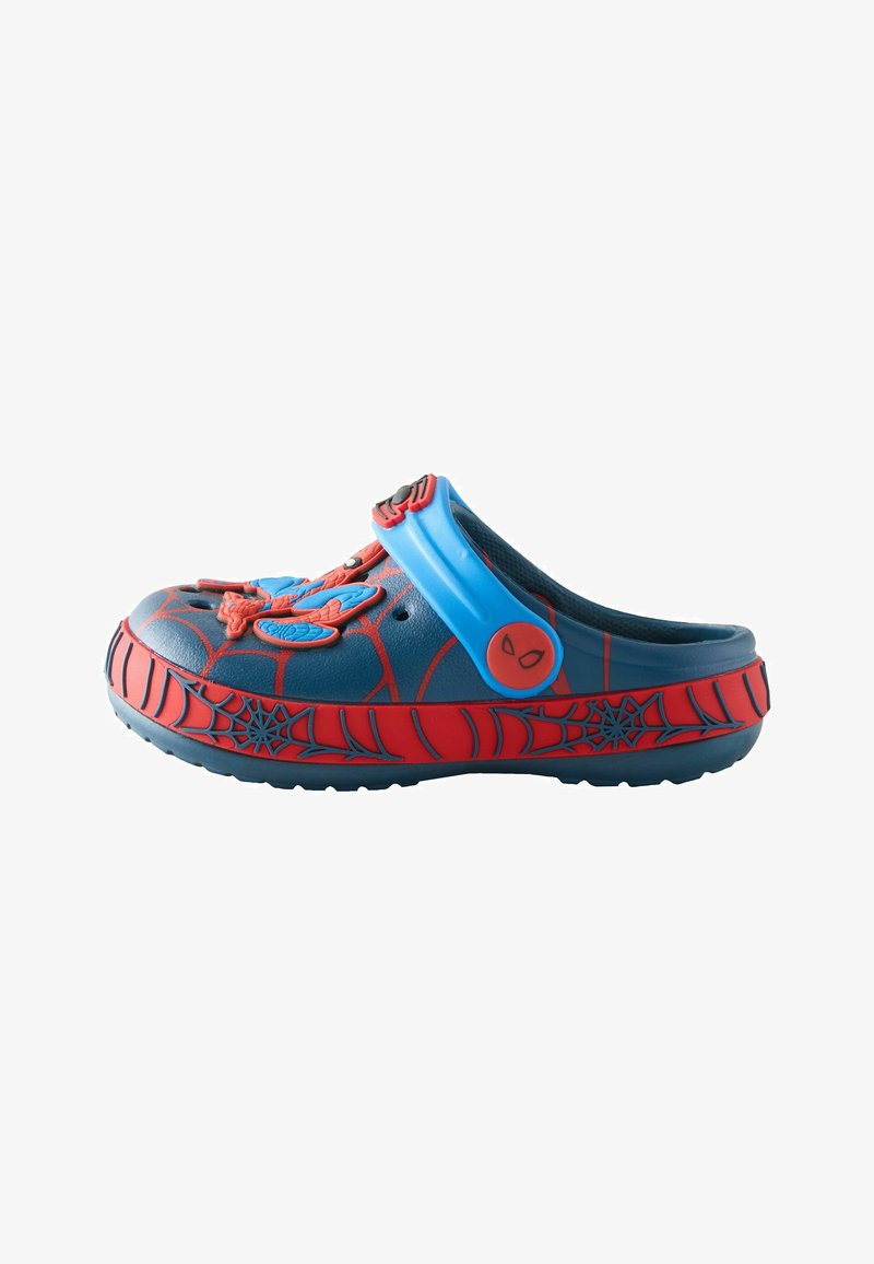 Børns blå og røde slip-on clog med Spider-Man netmønstre og karakterdesign, med en blå justerbar rem.