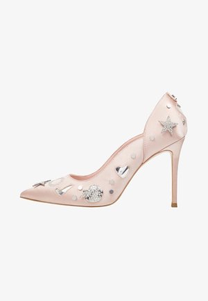 Lyserød satin højhælet pumps med spids tå, prydet med sølvstjerner, hjerter og æble accenter, samt cirkulære metalnitter.