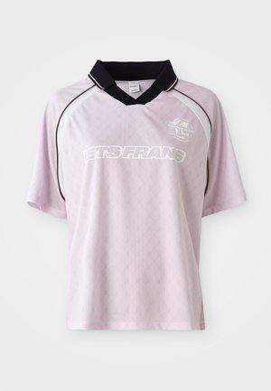 Hellblaues Kurzarmtrikot mit schwarzem Kragen, das ein dezentes Rautenmuster und ein weißes Textlogo über der Brust hat.