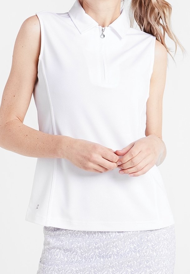 Bílá bezramenná polo košile se zipovým límečkem, vyrobená z prodyšného, texturovaného materiálu. Zobrazuje přední pohled s rukama umístěnýma na pase.